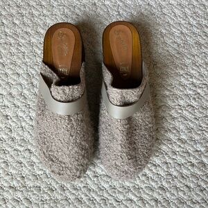 Seychelles Gray Textured Mules
